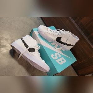 Nike SB Blazer Court Mid Sneakers White/Black Size 9.5 women's/ Size 8 men's